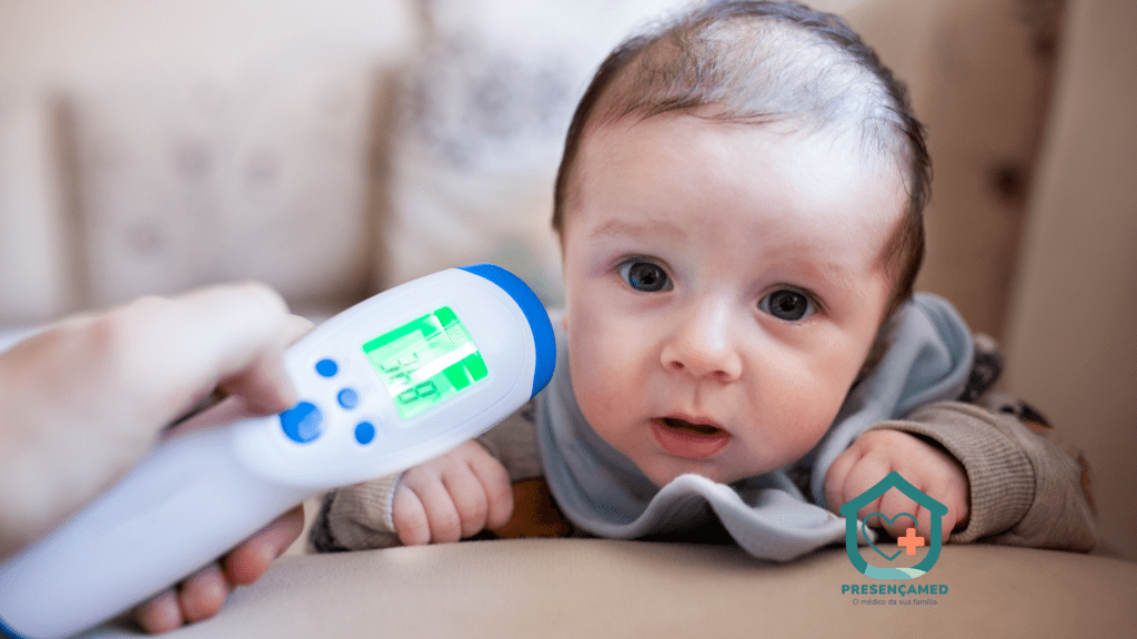 Bebê sendo medido com termômetro digital para monitorar febre infantil