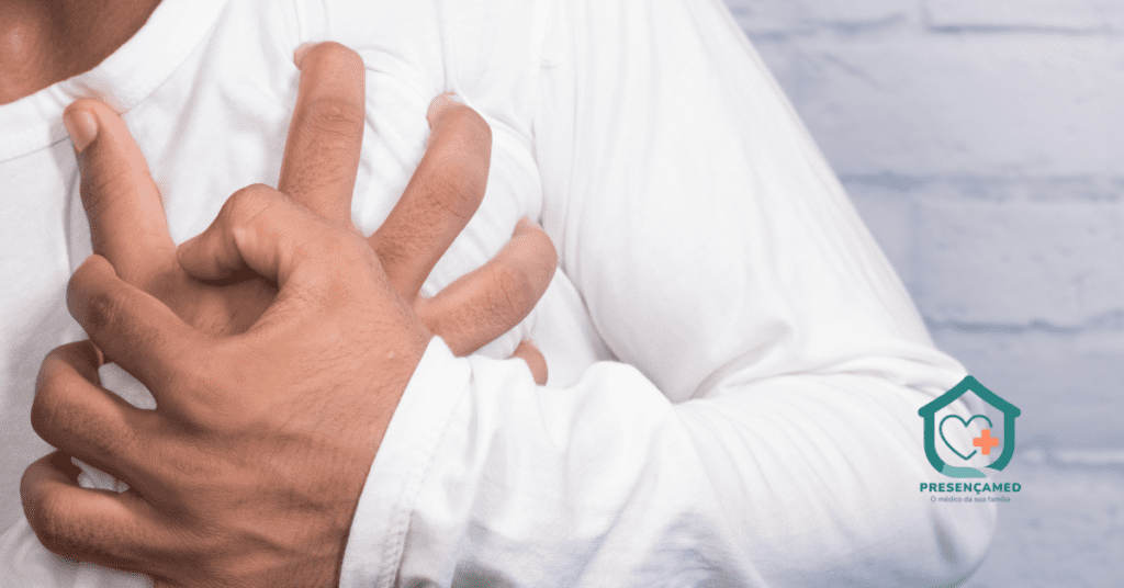 Homem com a mão no peito sentindo dor, representando os sintomas de infarto e a urgência de buscar atendimento médico imediato