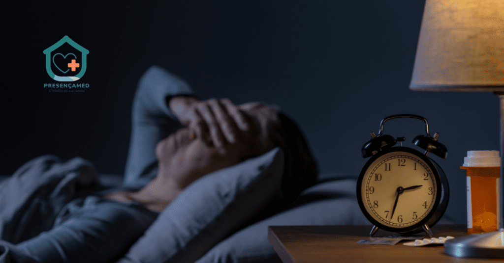 Pessoa com insônia quando é problema de saúde olhando para o relógio à noite.